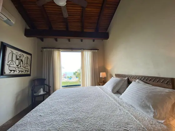 Habitación 02: cama king con vista a la piscina