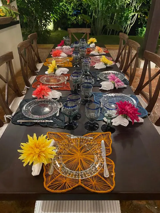 Mesa de comedor decorada para una cena
