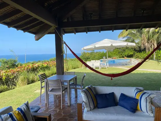 Palapa con hamaca frente al mar