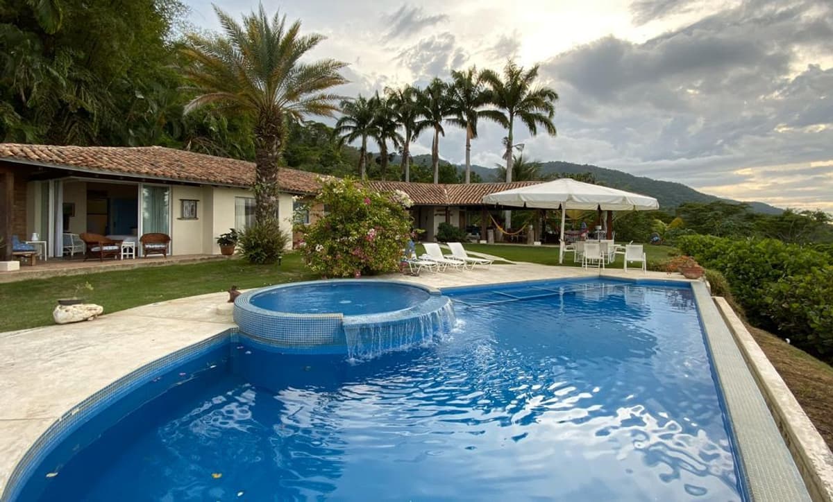 Piscina y casa principal de Casabana entre palmeras