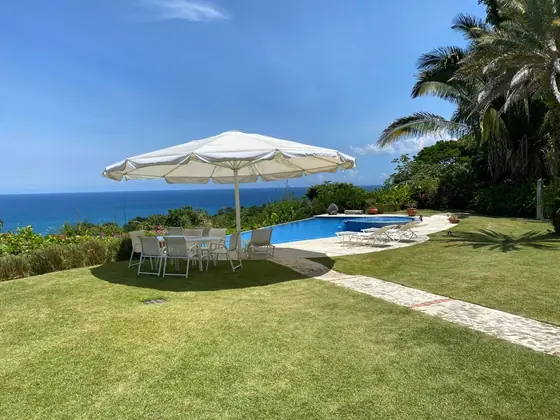 Piscina infinita de Casabana con vista al mar Caribe