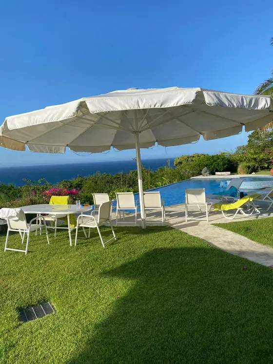 Piscina de Casabana en la mañana con vista al mar