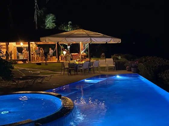 Piscina y poza circular de Casabana iluminadas al atardecer